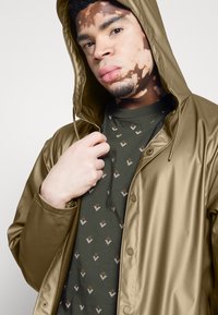 Rains JACKET UNISEX - Parca - metalic mist