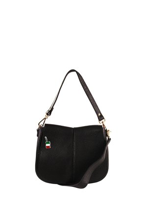 Zwarte schoudertas van gestructureerd leer met verstelbare riem en een klein Italianaans vlaggetje als ritstrekker aan de voorkant.