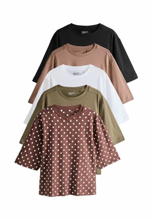 Päť tričiek s krátkym rukávom a okrúhlym výstrihom na seba natlačených: čierna, svetlohnedá, biela, olivová zelená a hnedá s bielymi bodkami.