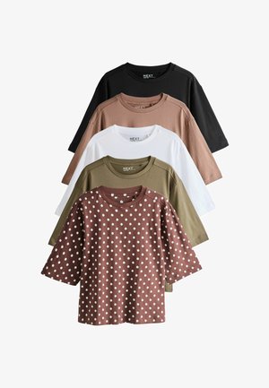 Öt rövid ujjú, kereknyakú póló egymásra rakva: fekete, világosbarna, fehér, olívazöld és barna fehér pöttyökkel.
