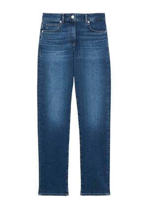 Vaqueros de mezclilla de pierna recta en azul oscuro, con bolsillos delanteros, cierre de botones y un ligero desgaste en los muslos y las rodillas.