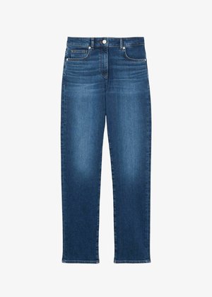 Vaqueros de mezclilla de pierna recta en azul oscuro, con bolsillos delanteros, cierre de botones y un ligero desgaste en los muslos y las rodillas.