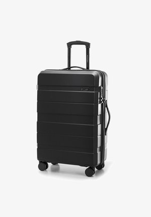 Valise rigide noire avec surface texturée, rainures horizontales, poignée rétractable et quatre roues lisses pour un transport facile.