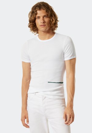 Weißes, geripptes T-Shirt mit kurzen Ärmeln und einem grünen horizontalen Akzent auf der linken Seite. Designed für einen figurbetonten Look. Hergestellt aus weichem Baumwollmaterial.