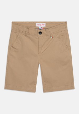 Pantalones cortos beige hasta la rodilla con bolsillos delanteros, trabillas para cinturón, cierre de botón y un pequeño detalle con la bandera italiana cerca de la cinturilla.