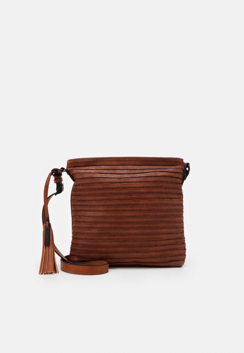 Bruine leren crossbodytas met getextureerde horizontale strepen, een afneembare kwastaccent en een verstelbare riem.
