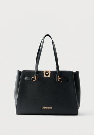 Borsa a tracolla in pelle nera testurizzata con doppi manici, dettaglio logo a forma di cuore dorato e scritta "LOVE MOSCHINO" in oro sul davanti.