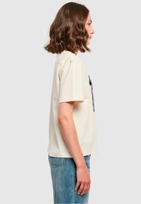 Mister Tee ALWAYS ON FIRE  - T-shirts print - whitesand