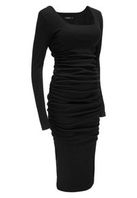 Černé dlouhé šaty s hranatým výstřihem, s nařaseným materiálem podél těla, přiléhavým střihem a délkou ke kolenům.