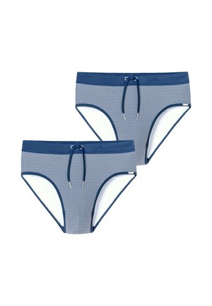 Dwie męskie kąpielówki w niebiesko-białe wzory z granatowymi ściągaczami w pasie i regulowanymi sznureczkami.