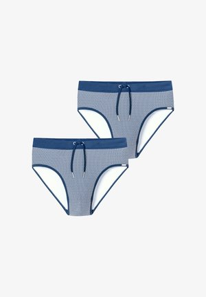 Deux slips de bain pour hommes à motifs bleus et blancs avec ceintures bleu marine et cordons de serrage réglables.