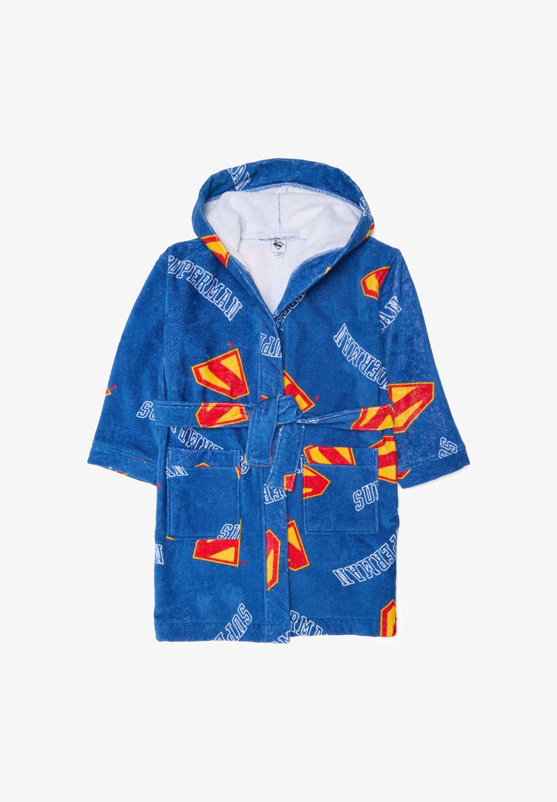 Accappatoio blu con cappuccio realizzato in tessuto morbido, decorato con loghi e scritte di Superman in rosso e bianco. Include una cintura e tasche anteriori.