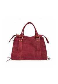 Sac à main en daim rouge avec deux poignées supérieures, équipé d'accents métalliques, d'un design souple, et de pampilles décoratives sur les côtés.