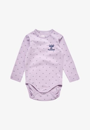 Lila Langarm-Body mit kleinen dunkelblauen dreieckigen Mustern und einem dunkelblauen Logo auf der Brust. Verfügt über Druckknopfverschlüsse an der Schulter und am Po.