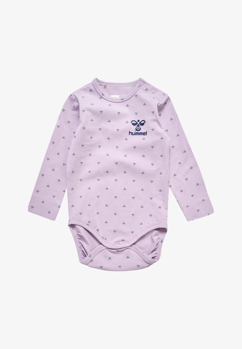 Lila långärmad bodysuit med små mörkblå triangulära mönster och en mörkblå logotyp på bröstet. Har tryckknappar vid axeln och i botten.