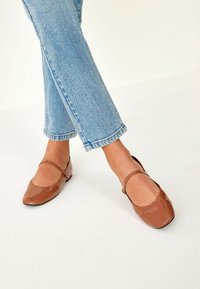 Next WIDE FIT FOREVER COMFORT MARY JANE - Balerinos tipo bateliai su dirželiu ties kulkšnimi - camel brown