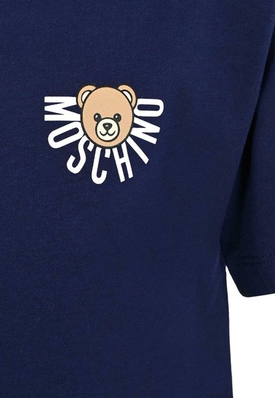 T-shirt in cotone blu navy con un grafico di un orso cartone animato con una faccia marrone chiaro e la parola "MOSCHINO" in grandi lettere bianche.