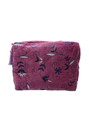 Pochette rectangulaire en tissu violet avec des motifs floraux brodés bleu foncé et blanc et une fermeture éclair latérale avec pompon.