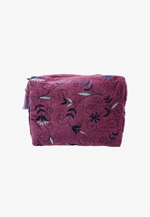 Pochette rectangulaire en tissu violet avec des motifs floraux brodés bleu foncé et blanc et une fermeture éclair latérale avec pompon.