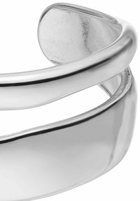 Silberne Metallarmband mit einer glatten, reflektierenden Oberfläche. Verfügt über zwei sich überlappende Bänder, die ein schlankes, modernes Design schaffen.