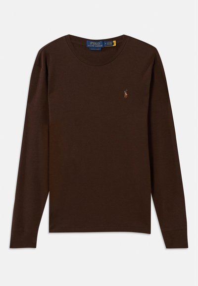 T-shirt à manches longues marron en coton doux. Doté d'un col rond et d'un logo brodé sur la poitrine. Design simple et classique.