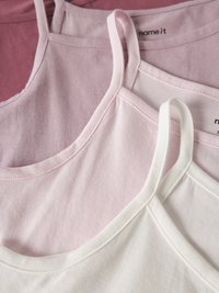 Tres camisetas de tirantes en rosa claro, rosa más oscuro y blanco. Hechas de algodón suave, con tirantes finos y una textura lisa. Etiqueta de la marca visible.