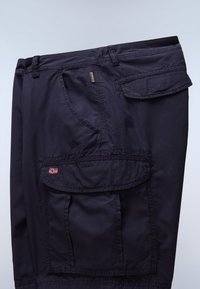 Pantaloncini cargo blu navy con multiple tasche, inclusa una tasca con patta e un piccolo emblema con una bandiera rossa e bianca.