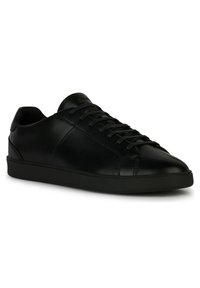 Zapatillas de cuero negro con un acabado liso, puntera redonda, diseño de cordones y un sutil logo en la lengüeta. Suela de goma para mayor durabilidad.