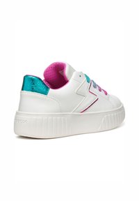 Sneaker bianca con suola testurizzata, accenti metallici turchesi e rosa, collo imbottito e occhielli multicolori. Logo del marchio sul tallone.