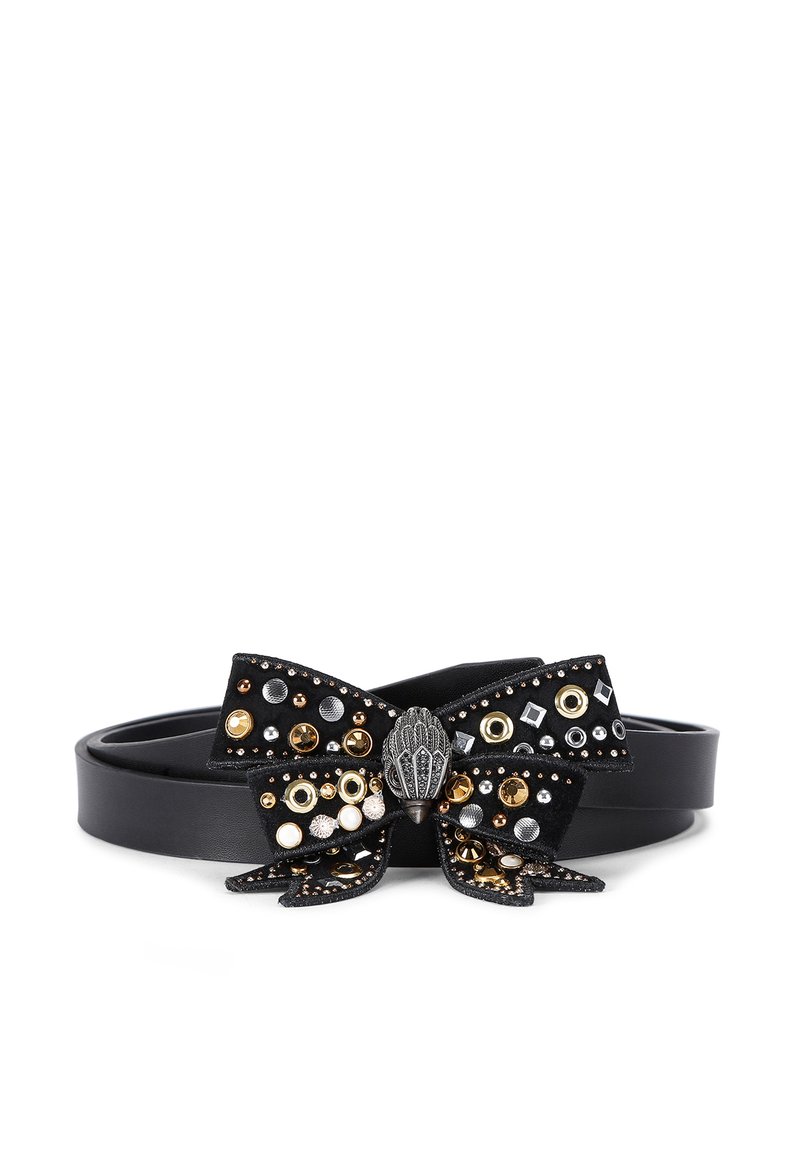 Zwarte leren riem met een decoratieve strik met meerkleurige studs, waaronder gouden, zilveren en parelontwerpen, en een centraal metalen accent.