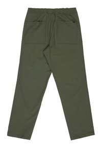 Zielone spodnie z elastycznym pasem i dwoma tylnymi kieszeniami. Prosty krój nogawek, gładka faktura, bez widocznych elementów metalowych.