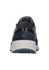 Marine sneaker met een textuur bovenkant en accenten van gepatenteerd leer, een gevoerde witte tussenzool en een patroon op de zool.