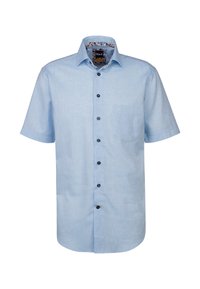 Camicia azzurra a maniche corte con bottoni scuri, taschino e colletto interno decorato. Realizzata in tessuto traspirante.