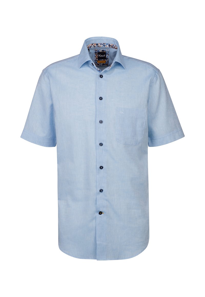 Camicia azzurra a maniche corte con bottoni scuri, taschino e colletto interno decorato. Realizzata in tessuto traspirante.