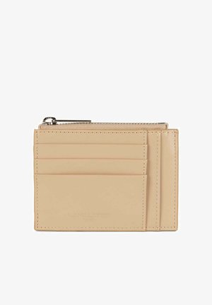 Portafoglio in pelle beige con più slot per carte, una tasca con zip per monete e logo impresso. Texture liscia e linee pulite.