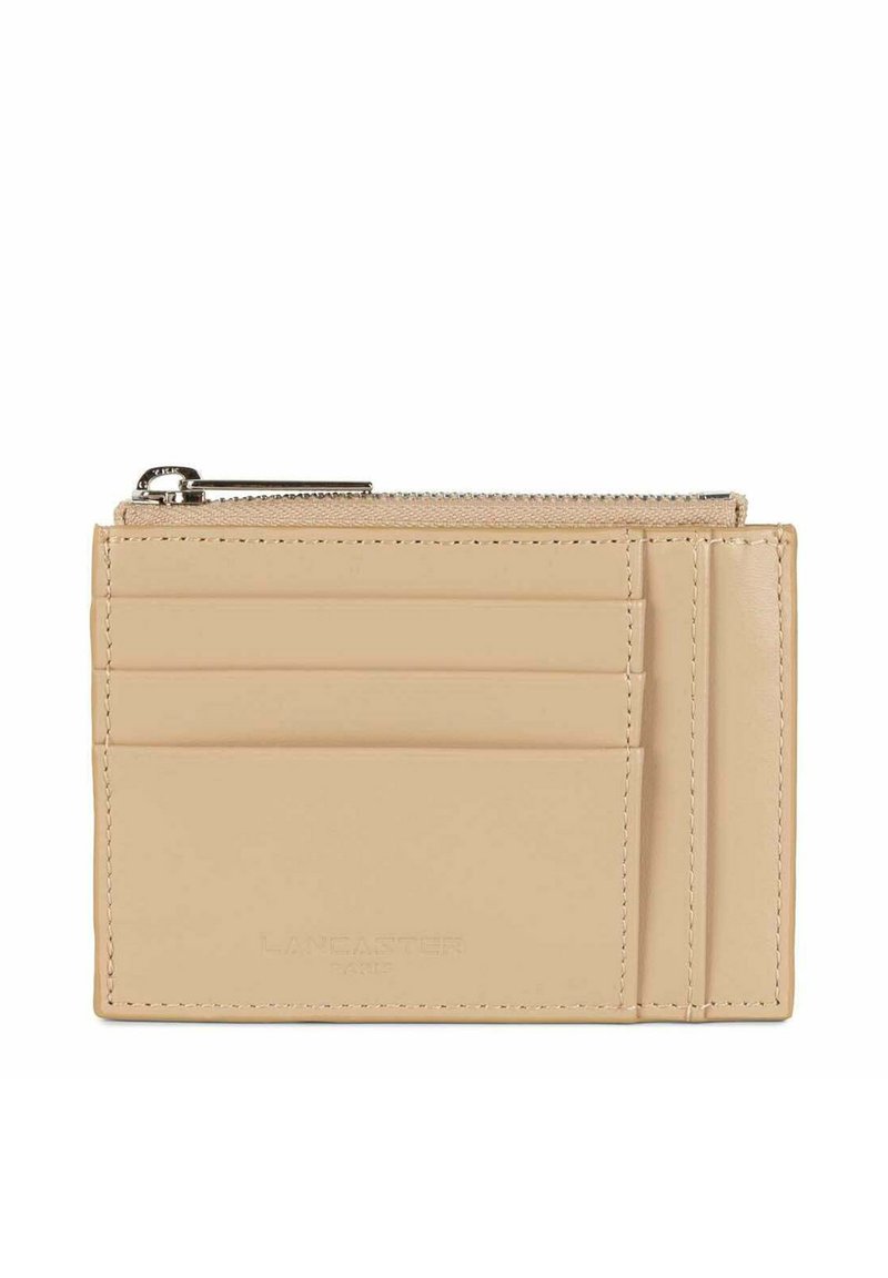 Portafoglio in pelle beige con più slot per carte, una tasca con zip per monete e logo impresso. Texture liscia e linee pulite.