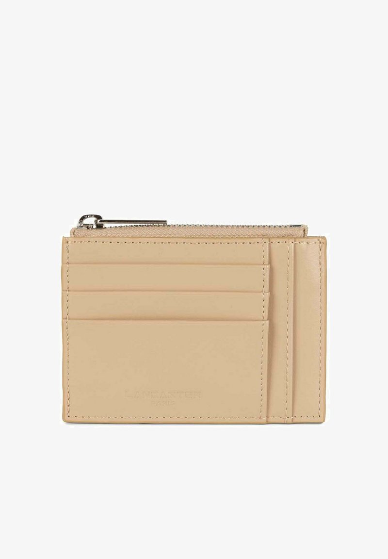 Portafoglio in pelle beige con più slot per carte, una tasca con zip per monete e logo impresso. Texture liscia e linee pulite.