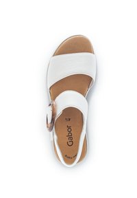 Sandal bianca con due fasce larghe e una fibbia decorativa. Soletta morbida di colore naturale. Finitura liscia, design informale adatto per l'estate.