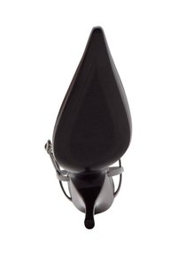 Czarny but na wysokim obcasie z ostrym noskiem, gładką teksturą i szczupłym fasonem. Posiada pasek i wzorzystą gumową podeszwę.