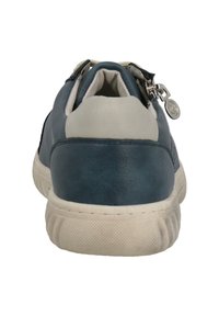 Baskets en cuir bleu avec une finition texturée, dotées d'un col rembourré beige, d'une fermeture éclair et d'une semelle en caoutchouc avec un motif de semelle.