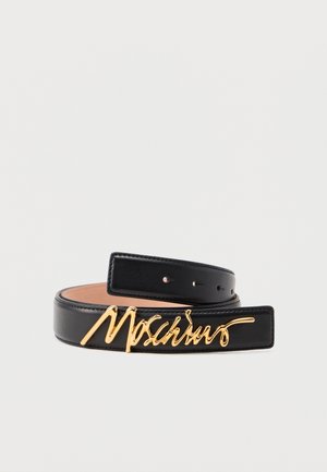 Schwarzer Ledergürtel mit goldfarbenem Moschino-Logo-Schnallenverschluss, ausgestattet mit abgesteppten Kanten und mehreren Löchern zur Größenanpassung vor hellem Hintergrund.