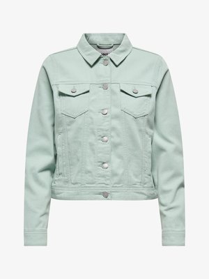 Lichtgroene spijkerjack met knoopsluiting aan de voorkant, twee borstzakken met klep en knopen, lange mouwen en een kraag.