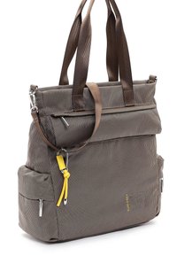 Sac fourre-tout en tissu brun texturé avec double poignées, poche zippée à l'avant, poches latérales et un porte-clés jaune attaché à un anneau en métal.