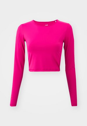 Långärmad croppad topp i klar rosa, tillverkad av mjukt och elastiskt material. Har en rund halsringning och en diskret logotypdetalj på en ärm.