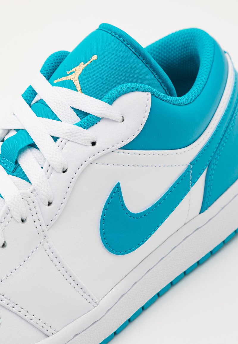 Weiße Sneakers mit türkisfarbenen Akzenten, strukturiertem Leder, runder Zehenpartie und flachen Schnürsenkeln. Goldbesticktes Logo auf der Zunge.