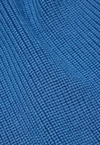 Tessuto blu intrecciato con un motivo testurizzato e a coste. Il materiale appare morbido e flessibile, mostrando un colore ricco e uniforme in tutto.