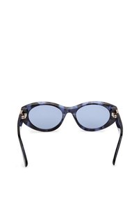 Ochelari de soare cu nuanță albastră, în formă de ochi de pisică, având o ramă din tortoise dark și accente din aur la temple.