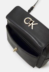 Calvin Klein RE LOCK CAMERA BAG - Borsa a tracolla - black