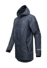 Marinblå vattentät jacka med huva, utrustad med en frontdragkedja, två sidofickor med dragkedja och reflektionsdetaljer på ärmarna.