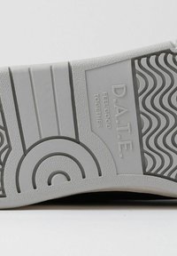 Suola di una sneaker con gomma grigia testurizzata, caratterizzata da motivi a onda e il logo in rilievo "D.A.T.E. Feel Good Together".